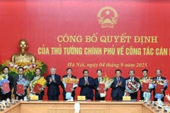 Thủ tướng Chính phủ Phạm Minh Chính, Phó Thủ tướng Thường trực Chính phủ Nguyễn Hoà Bình chúc mừng các đồng chí được bổ nhiệm (Ảnh: Trần Hải). 