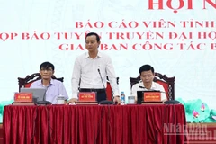Đồng chí Hà Văn Hùng, Ủy viên Ban Thường vụ Tỉnh ủy, Trưởng Ban Tuyên giáo và Dân vận tỉnh Hà Tĩnh trao đổi, thông tin các nội dung liên quan đến công tác tổ chức Đại hội.