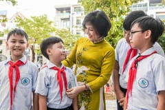 Cô giáo và học sinh Trường tiểu học Nguyễn Tất Thành (phường Nam Định, tỉnh Ninh Bình). (Ảnh: TRỌNG TÙNG)