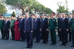 Tổng Bí thư Tô Lâm và các đại biểu dâng hoa, dâng hương tại Tượng đài Chiến thắng. (Ảnh: Thống Nhất/TTXVN)
