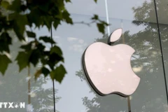 Biểu tượng Apple tại cửa hàng ở Brussels, Bỉ. (Ảnh: THX/TTXVN)