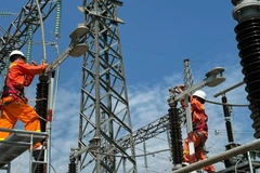 Kỹ sư, công nhân Công ty Truyền tải điện 3 kiểm tra, bảo dưỡng thiết bị trạm biến áp 500kV. 