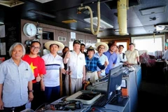 Các nhà khoa học của Viện Hàn lâm Khoa học và Công nghệ Việt Nam và Viện Hàn lâm Khoa học Nga trong một chuyến khảo sát chung về đa dạng sinh học và hoá sinh biển.