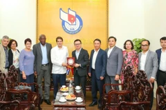 Tổng Biên tập Báo Nhân Dân, Chủ tịch Hội Nhà báo Việt Nam Lê Quốc Minh với Chủ tịch Hãng thông tấn Prensa Latina (Cuba) Jorge Leganoa Alonso và các đại biểu. (Ảnh SƠN HẢI)