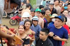 Sản phẩm đến với bà con vùng lũ Khánh Hòa. (Ảnh: Acecook Việt Nam)