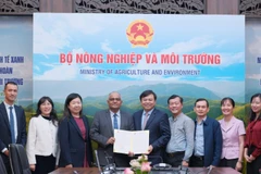 Thứ trưởng Nông nghiệp và Môi trường Nguyễn Hoàng Hiệp tiếp nhận thư xác nhận viện trợ chính thức từ phía ADB.