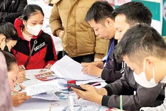 Lao động tìm hiểu về xuất khẩu lao động sang Hàn Quốc tại Ngày hội việc làm trên địa bàn huyện Tương Dương (cũ).