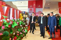 Thường trực Ban Bí thư Trần Cẩm Tú, Trưởng Tiểu ban Tổ chức phục vụ Đại hội kiểm tra sơ duyệt công tác tổ chức Đại hội XIV của Đảng. (Ảnh: DUY LINH)