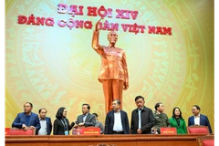 Thường trực Ban Bí thư Trần Cẩm Tú kiểm tra khu vực trung tâm hội trường tổ chức Đại hội XIV của Đảng. (Ảnh: DUY LINH)