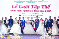 Lãnh đạo tỉnh Nghệ An, Tổng Liên đoàn Lao động Việt Nam, Liên đoàn Lao động tỉnh, Hội Phụ nữ, Đoàn Thanh niên và các nhà tài trợ tặng nhẫn cưới cho các cặp đôi. (Ảnh: Báo Nhân Dân)