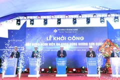 Lãnh đạo tỉnh Tuyên Quang và lãnh đạo Hệ thống Y tế Hùng Vương thực hiện nghi thức khởi công dự án.