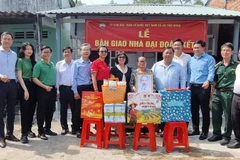 Trao nhà Đại đoàn kết cho hộ dân khó khăn tại xã An Thới Đông, Thành phố Hồ Chí Minh. (Ảnh: VĂN DANH).