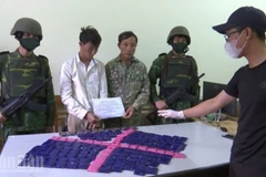 Hai đối tượng Mùa A Vàng và Mùa A Chống Khua bị bắt giữ cùng tang vật.