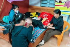 Bà con hàng xóm động viên người thân gia đình nạn nhân.