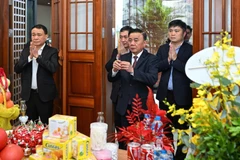 Thường trực Ban Bí thư Trần Cẩm Tú thắp nén hương tưởng nhớ Tổng Bí thư Nguyễn Phú Trọng. (Ảnh: DUY LINH)