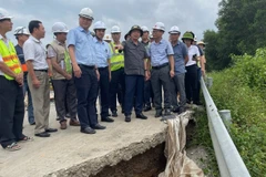 Phó Thủ tướng nhấn mạnh, mỗi điểm sạt lở phải được đánh giá nguyên nhân cụ thể, lựa chọn giải pháp kỹ thuật phù hợp, bảo đảm tính bền vững lâu dài của tuyến cao tốc. (Ảnh: VGP/Minh Khôi)