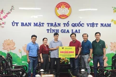 Anh Ngô Văn Đông, Tổng Giám đốc Công ty dẫn đầu Đoàn công tác trao cứu trợ cho đồng bào tỉnh Gia Lai, Đắk Lắk.