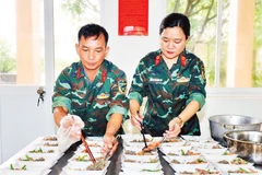 Hàng nghìn suất cơm nóng được bộ đội chuẩn bị trao đến người dân vùng lũ.