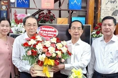Đồng chí Hồ Thanh Thủy, Phó Bí thư TỈnh ủy và các đồng chí Tô Việt Thu, Thường vụ Tỉnh ủy, Bí thư phường Bạc Liêu; Trần Hữu Phước, Thường vụ Tỉnh ủy, Giám đốc Sở Nội vụ Cà Mau thăm, chúc mừng Nhà giáo Ưu tú Trần Văn Chiêu. (Ảnh CTV)
