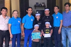 Anh Thái cùng Câu lạc bộ thiện nguyện Trái tim nhân ái Hưng Nguyên đến thăm và trao tiền hỗ trợ cho gia đình anh Lê Văn Cương, có gia cảnh đặc biệt khó khăn, khi một mình anh nuôi ba con thơ, và cha mẹ già, vợ chết vì bệnh u não.