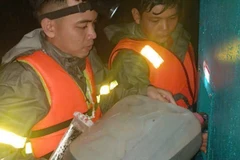 Mất điện, đường phố ngập sâu, nhân viên Viettel đã đẩy thuyền, đưa xăng vào khởi động máy điện ở các trạm PTS để duy trì phát sóng.