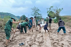 Đồn Biên phòng Ba Nang phối hợp với người dân dọn dẹp bùn đất tại các điểm sạt lở.