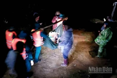 Lực lượng chức năng di dời khẩn cấp người dân trong đêm.