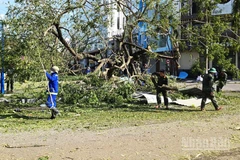 Bộ đội cùng công nhân vệ sinh môi trường tỉnh Gia Lai cắt tỉa cây bị đổ gãy, thông thoáng đường đi cho người dân.