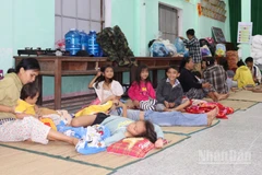 Sáng 6/11, người dân ven biển thôn Thạnh Đức 2 có nhà ở không kiên cố được chính quyền phường Sa Huỳnh, tỉnh Quảng Ngãi sơ tán đến ở tạm Nhà văn hóa tổ dân phố để tránh bão số 13.