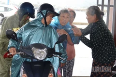 Lực lượng chức năng tỉnh Quảng Ngãi đưa người già yếu, đau ốm sơ tán tránh trú bão số 13.