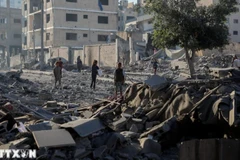 Toà nhà bị phá hủy trong xung đột tại phía tây thành phố Gaza. (Ảnh: THX/TTXVN)