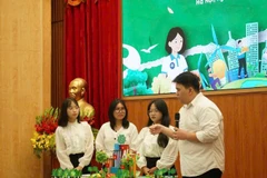 Sản phẩm “Thành phố bền vững” được tạo nên hoàn toàn từ vật liệu tái chế, tái hiện khát vọng về một thành phố của tương lai - nơi con người và thiên nhiên hòa hợp, mọi khó khăn đều trở thành cơ hội để đổi mới, phát triển.