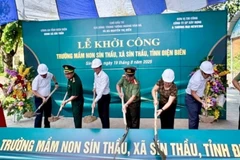 Đại tá Giàng Páo Sính, Phó Giám đốc Công an tỉnh Điện Biên cùng đại diện lãnh đạo, nhân dân xã Sín Thầu thực hiện nghi thức khởi công xây dựng Trường mầm non Sín Thầu. (Ảnh: THU TRANG)