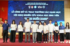Trao thưởng cho các sinh viên Trường đại học Khoa học Xã hội và Nhân văn (Đại học Quốc gia Hà Nội) có thành tích xuất sắc trong nghiên cứu khoa học.