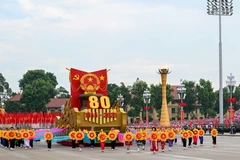 Xe mô hình Quốc huy nước Cộng hòa xã hội chủ nghĩa Việt Nam diễu hành qua lễ đài. (Ảnh: DUY LINH)
