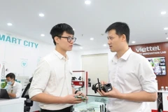 Các kỹ sư của Viettel trao đổi về phát triển giải pháp công nghệ. (Ảnh: ĐỨC THỌ)