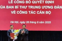 Đồng chí Nguyễn Xuân Thắng trao quyết định của Ban Bí thư, chúc mừng đồng chí Nguyễn Mạnh Hùng.