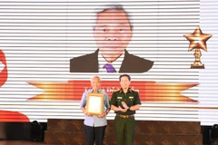 Đồng chí Trung tướng Vũ Ngọc Thiềm trao giải đặc biệt cho tác giả Đỗ Văn Ân, nguyên Ủy viên Trung ương Đảng, nguyên Trưởng ban Ban Cơ yếu Chính phủ. 