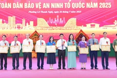 Khen thưởng các tập thể, cá nhân có thành tích tiêu biểu trong phong trào toàn dân bảo vệ an ninh Tổ quốc và Ngày hội toàn dân bảo vệ an ninh Tổ quốc năm 2025 tại phường Lê Thanh Nghị (Hải Phòng).