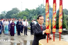 Bí thư Thành ủy Thành phố Hồ Chí Minh Trần Lưu Quang dâng hương tại Nghĩa trang Thành phố Hồ Chí Minh (Lạc Cảnh). (Ảnh: Thanh Vũ/TTXVN)