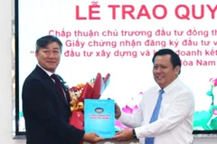Phó Chủ tịch Ủy ban nhân dân tỉnh Tây Ninh Huỳnh Văn Sơn trao Quyết định chấp thuận chủ trương đầu Công ty trách nhiệm hữu hạn Hoàn Cầu Long An.