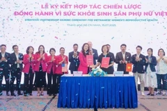 Đại diện Long Châu và Organon ký kết hợp tác.