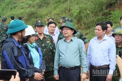 Phó Thủ tướng Hồ Quốc Dũng kiểm tra công tác khắc phục sạt lở tuyến đường Trà Lâm-Trà Hiệp, xã Thanh Bồng.