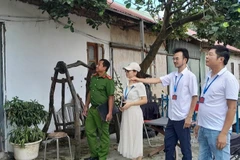 Lực lượng chức năng phường Long Biên kiểm tra hiện trạng một công trình tại khu vực ngoài bãi sông Hồng trên địa bàn.