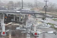 Một trạm xăng ở thành phố Montego Bay, Jamaica bị hư hại do bão Melissa. (Ảnh: Tân Hoa xã)