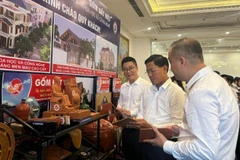 Khách tham quan gian hàng của Công ty cổ phần Gốm Đất Việt.