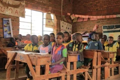 Học sinh học trong lớp học tại trường tiểu học và trung học cơ sở Tanda (GS Tanda) ở Rwanda. (Ảnh: Tân Hoa xã)