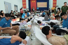 Các tình nguyện viên tham gia hiến máu cứu người.
