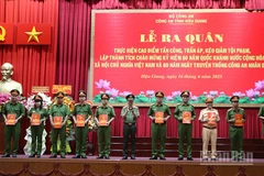Đại diện các đơn vị nhận lệnh ra quân.
