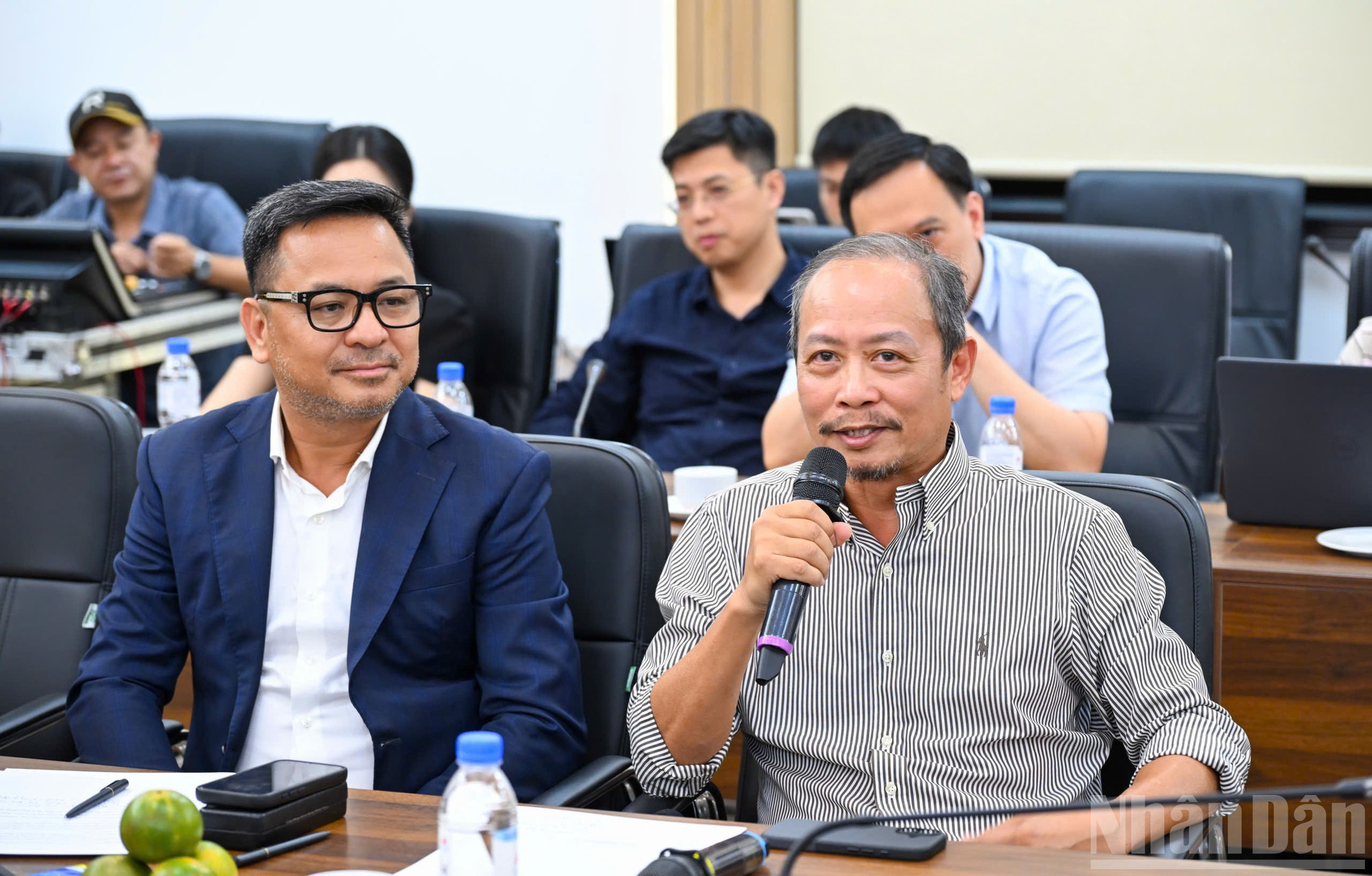 Tổng đạo diễn Phạm Hoàng Nam nói về sân khấu đặc biệt của chương trình. ndo_br_sg-daodien.jpg